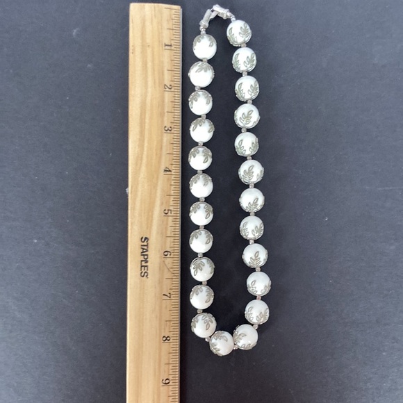 Z9 Beautiful costume necklace and clip on earrings that are white with leaves. - Picture 5 of 7